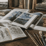 livre sur peintre et livres d'art sur table