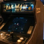 Borne d arcade pacman 2 joueurs, panel bois et boutons lumineux, vue en angle