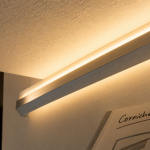 LED pour corniche : ruban LED dans une moulure au plafond, lumière chaude
