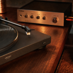Platine vinyle avec ampli intégré et branchement simple, mode Phono/Line, enceinte active