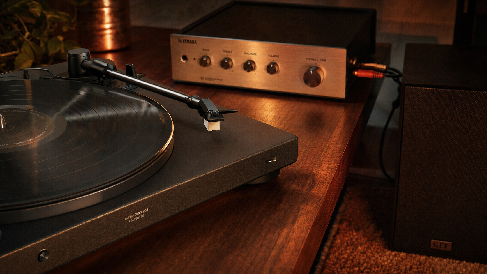 Platine vinyle avec ampli intégré et branchement simple, mode Phono/Line, enceinte active