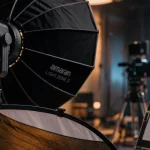 Éclairage led pour tournage vidéo : COB, panneaux et tubes LED sur plateau
