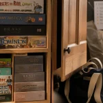 Rangement jeux de société : étagère, boîtes et protection
